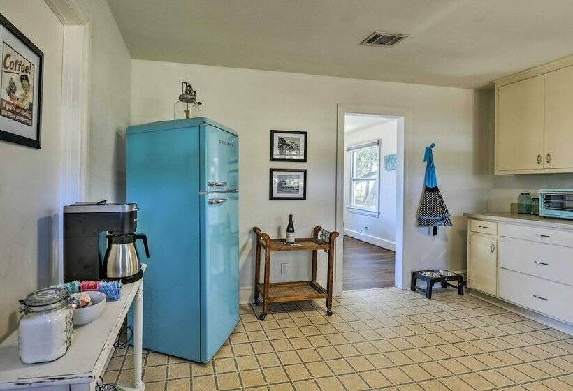 Retro Bay Cottage Near Destin, Dog Friendly!