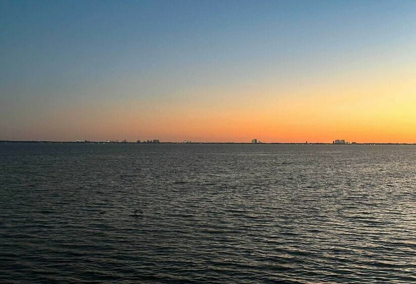 Retro Bay Cottage Near Destin, Dog Friendly!