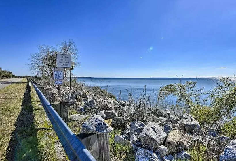 Retro Bay Cottage Near Destin, Dog Friendly!