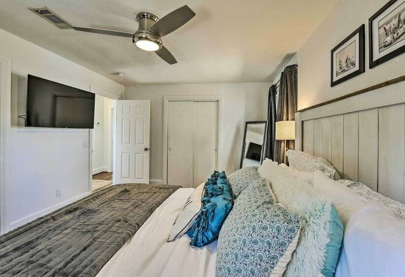 Retro Bay Cottage Near Destin, Dog Friendly!