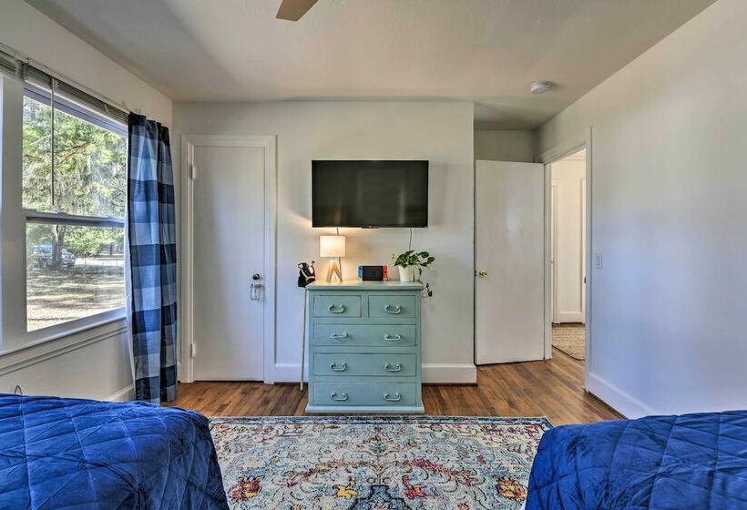 Retro Bay Cottage Near Destin, Dog Friendly!