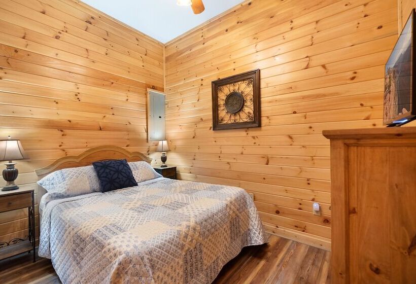 Private Smoky Mtn Log Home W/ 2 Decks + Hot Tub!