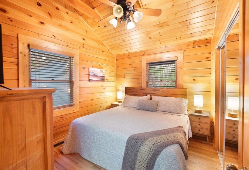 Private Smoky Mtn Log Home W/ 2 Decks + Hot Tub!