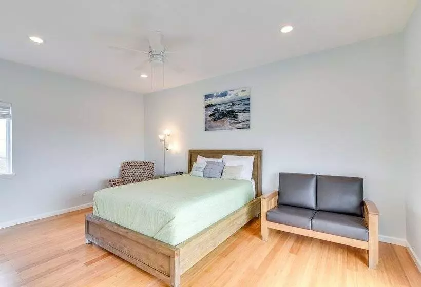 Boardwalk To Beach: Ocean View Surfside Home!