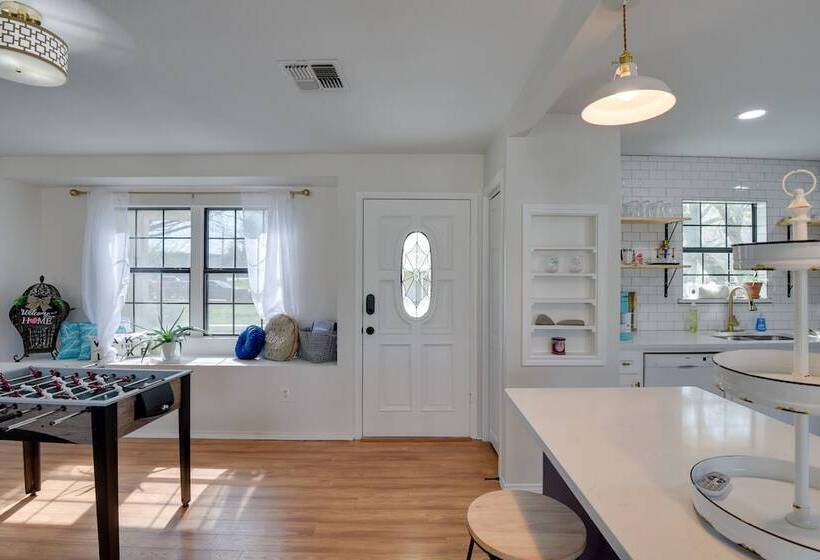 Waterfront Granbury Home: Easy Lake Access!