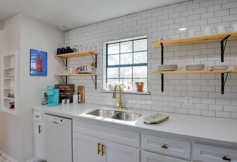 Waterfront Granbury Home: Easy Lake Access!