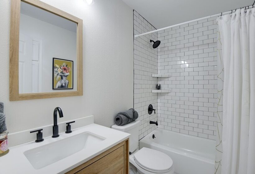 Waterfront Granbury Home: Easy Lake Access!