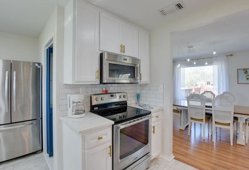 Waterfront Granbury Home: Easy Lake Access!