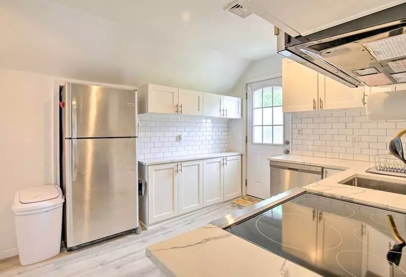 Charming Home ~ 6 Mi To Downtown New Haven!
