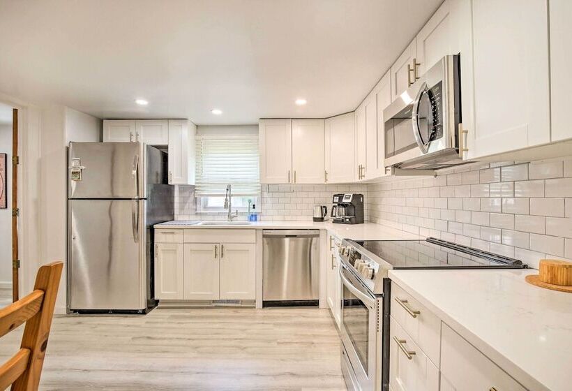 Charming Home ~ 6 Mi To Downtown New Haven!