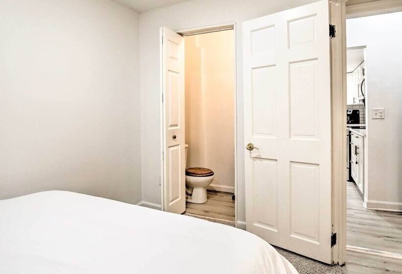 Charming Home ~ 6 Mi To Downtown New Haven!