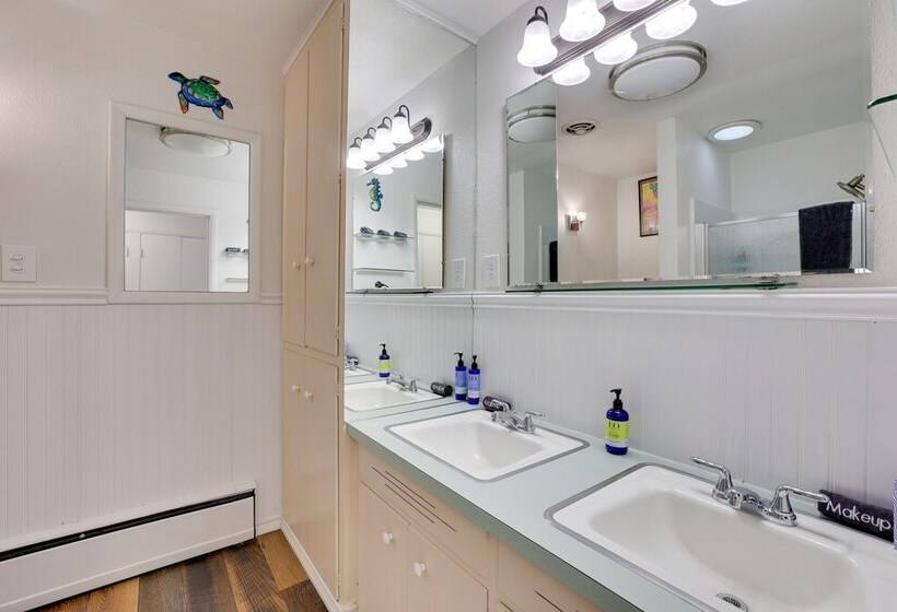 Chic Port Angeles Home W/ Oceanfront Balcony!