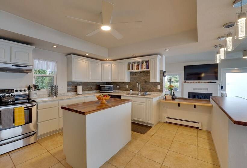 Chic Port Angeles Home W/ Oceanfront Balcony!