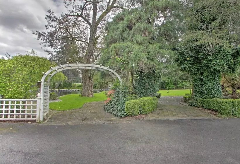 Contemporary Tacoma Cottage W/ Deck & Pond!