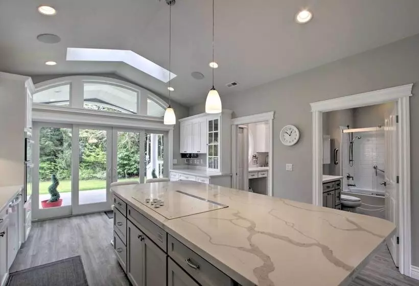 Contemporary Tacoma Cottage W/ Deck & Pond!