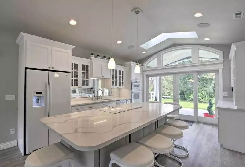 Contemporary Tacoma Cottage W/ Deck & Pond!