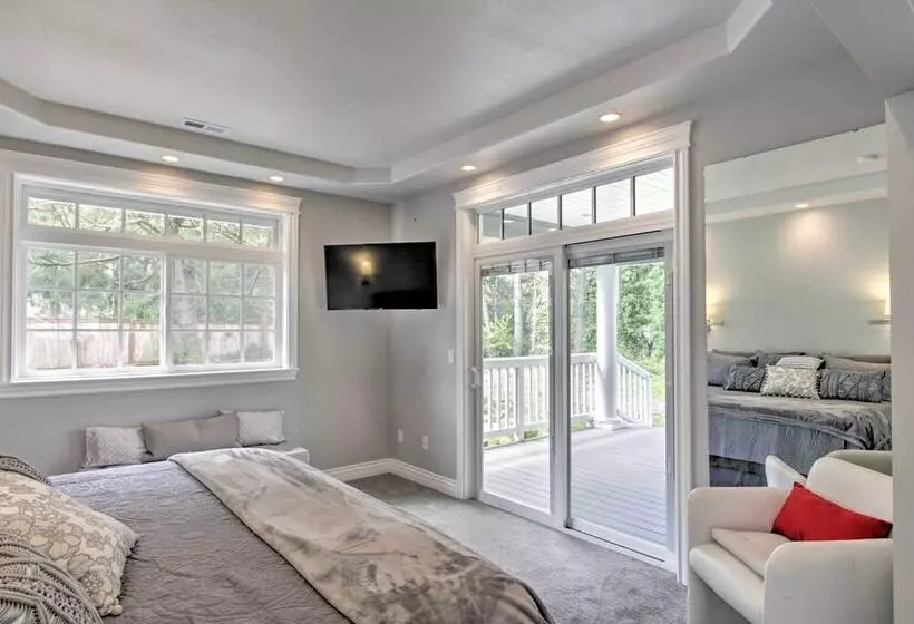 Contemporary Tacoma Cottage W/ Deck & Pond!