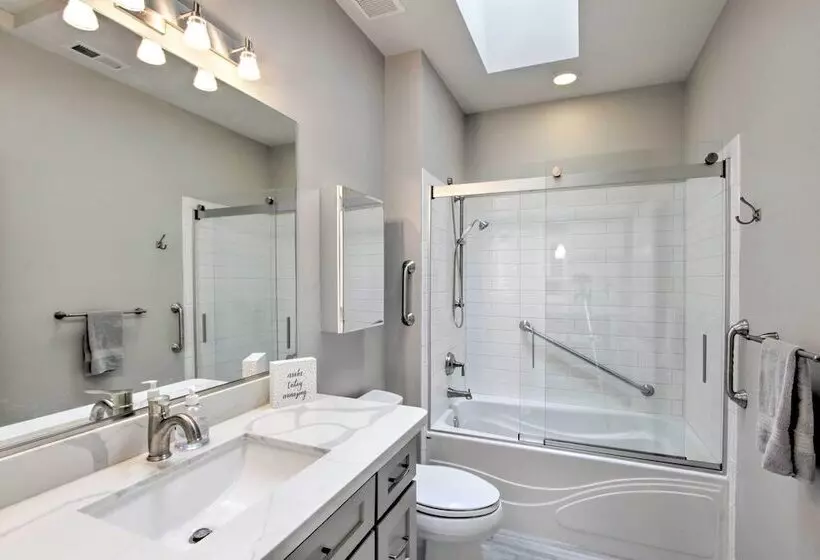 Contemporary Tacoma Cottage W/ Deck & Pond!