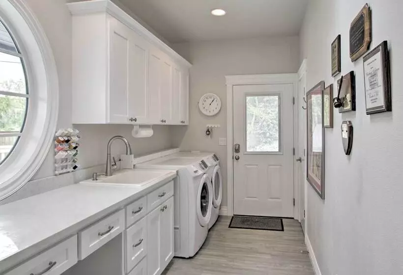 Contemporary Tacoma Cottage W/ Deck & Pond!