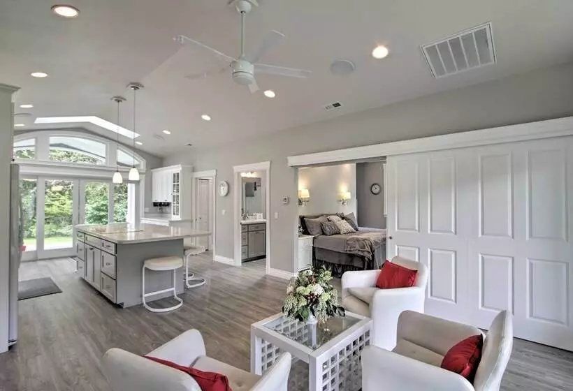 Contemporary Tacoma Cottage W/ Deck & Pond!