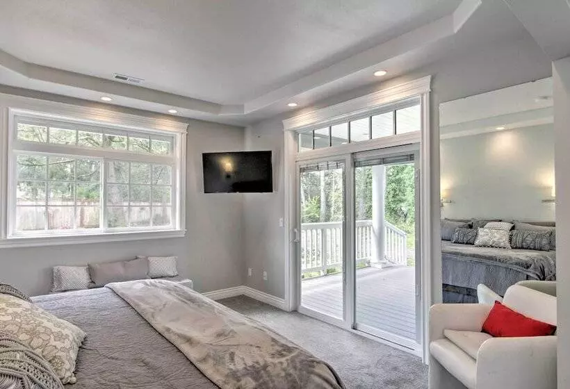 Contemporary Tacoma Cottage W/ Deck & Pond!