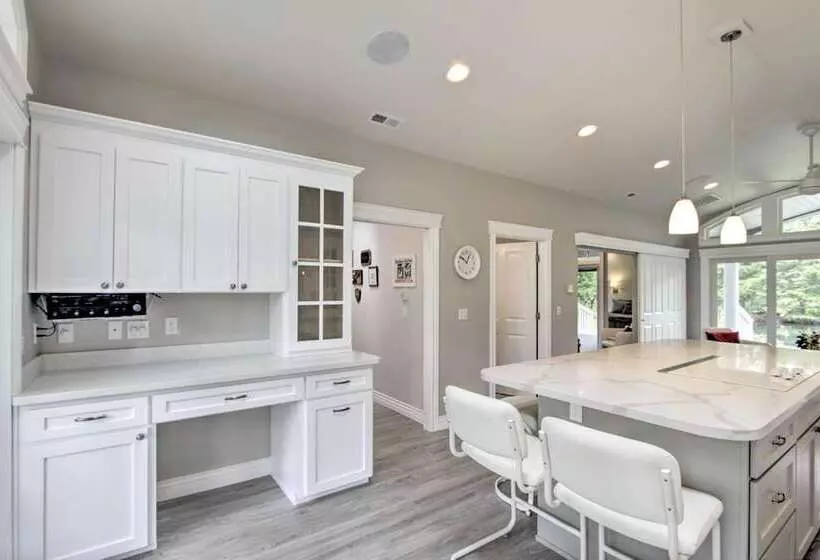 Contemporary Tacoma Cottage W/ Deck & Pond!