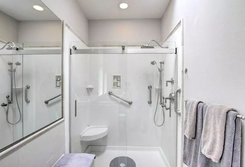 Contemporary Tacoma Cottage W/ Deck & Pond!