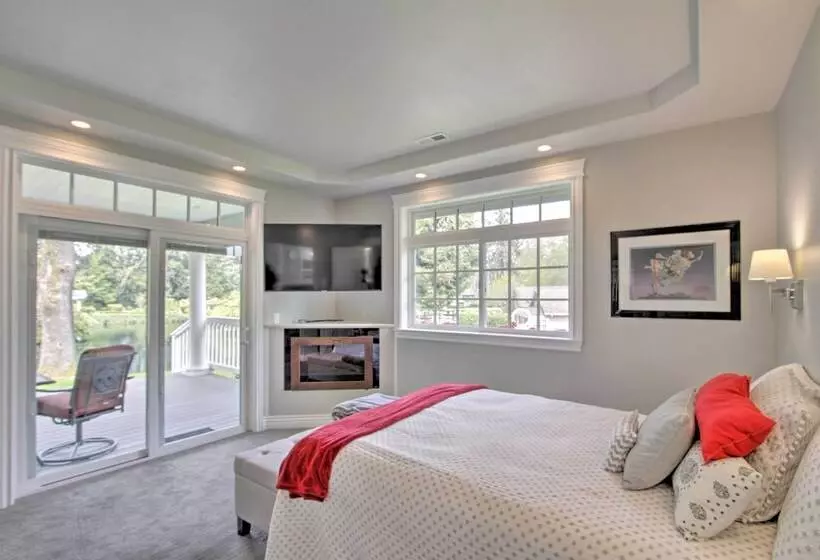 Contemporary Tacoma Cottage W/ Deck & Pond!