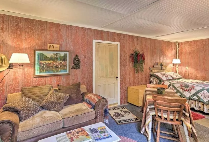 Historic Keystone Cabin Near Mount Rushmore!