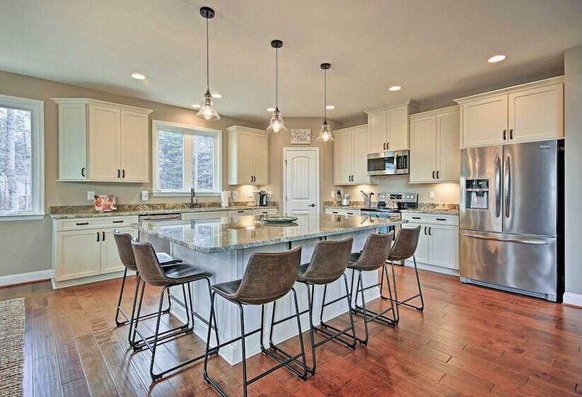 Lake Anna Home W/ Dock & Private Shoreline!