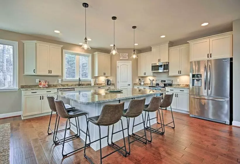 Lake Anna Home W/ Dock & Private Shoreline!