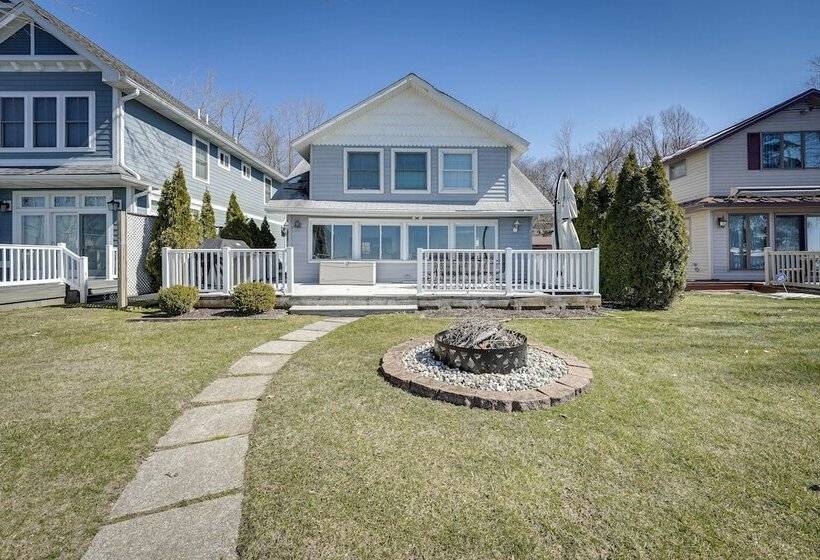 Lakefront Michigan Cottage   Deck, Grill & Kayaks!