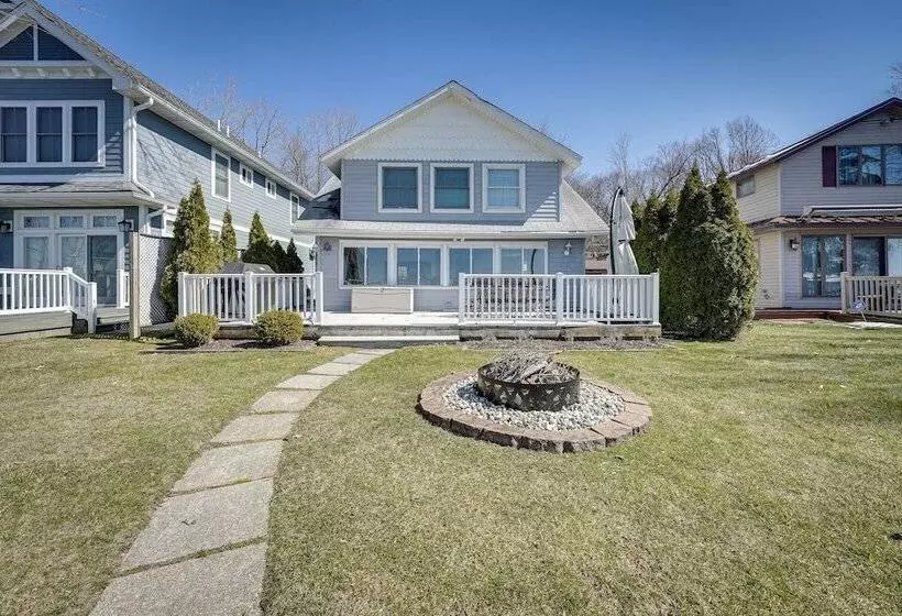 Lakefront Michigan Cottage   Deck, Grill & Kayaks!