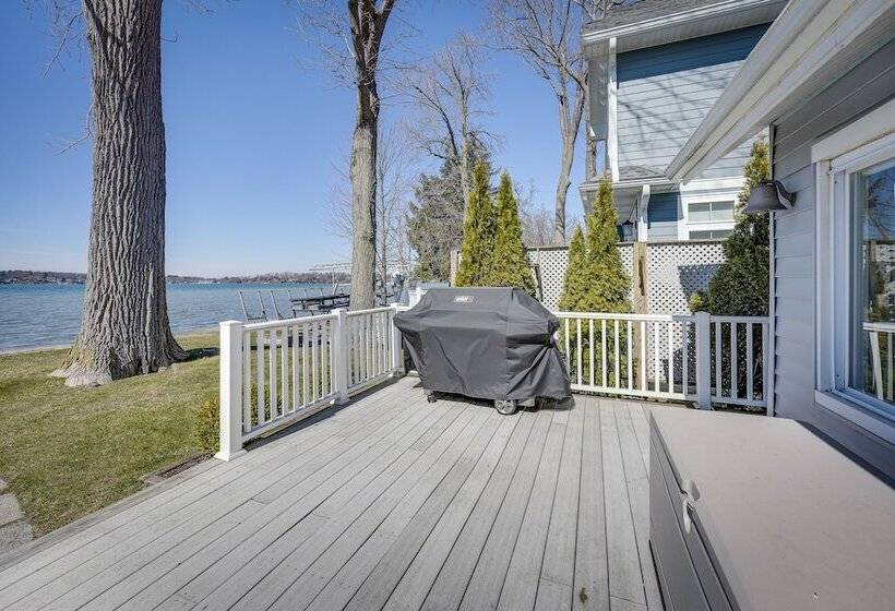 Lakefront Michigan Cottage   Deck, Grill & Kayaks!