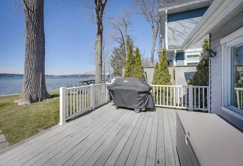 Lakefront Michigan Cottage   Deck, Grill & Kayaks!