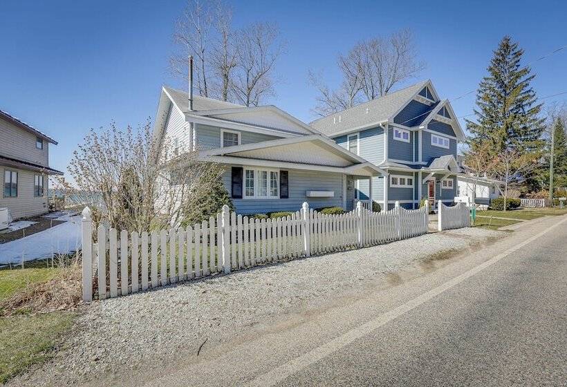 Lakefront Michigan Cottage   Deck, Grill & Kayaks!