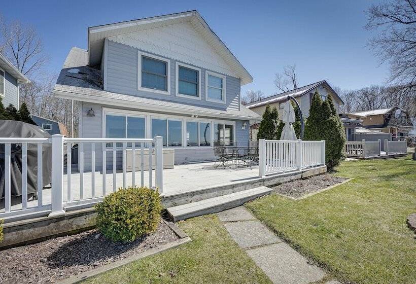 Lakefront Michigan Cottage   Deck, Grill & Kayaks!