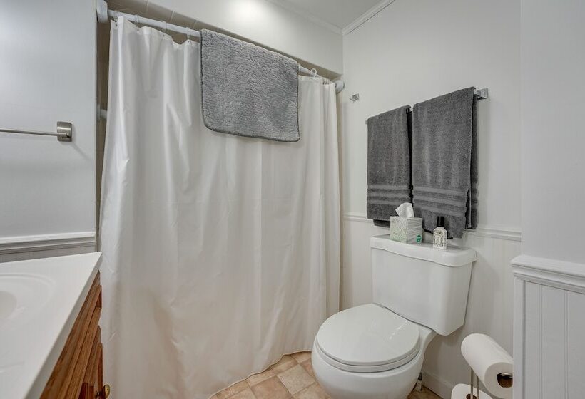 Lakefront Michigan Cottage   Deck, Grill & Kayaks!