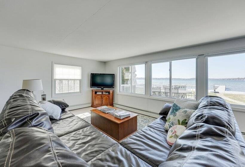 Lakefront Michigan Cottage   Deck, Grill & Kayaks!