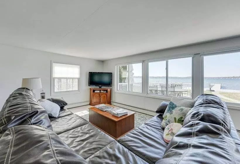 Lakefront Michigan Cottage   Deck, Grill & Kayaks!