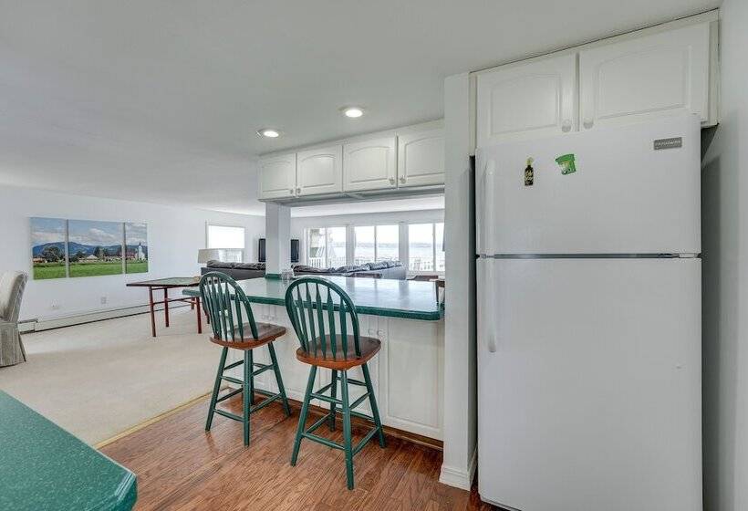 Lakefront Michigan Cottage   Deck, Grill & Kayaks!