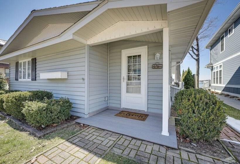 Lakefront Michigan Cottage   Deck, Grill & Kayaks!
