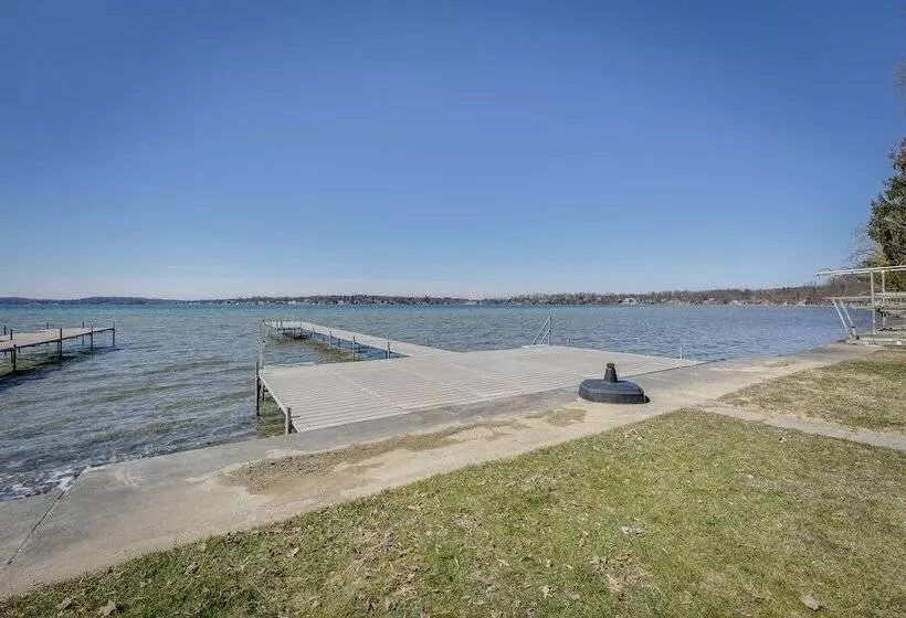 Lakefront Michigan Cottage   Deck, Grill & Kayaks!
