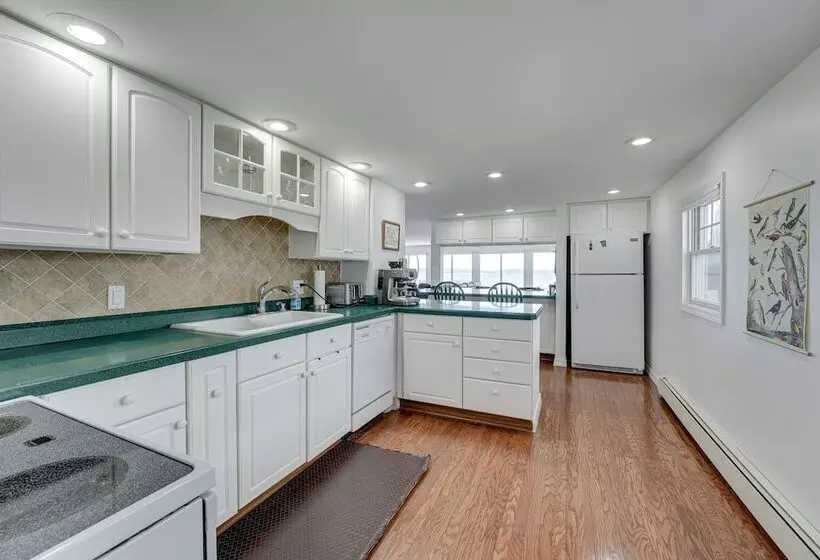 Lakefront Michigan Cottage   Deck, Grill & Kayaks!