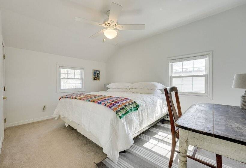 Lakefront Michigan Cottage   Deck, Grill & Kayaks!