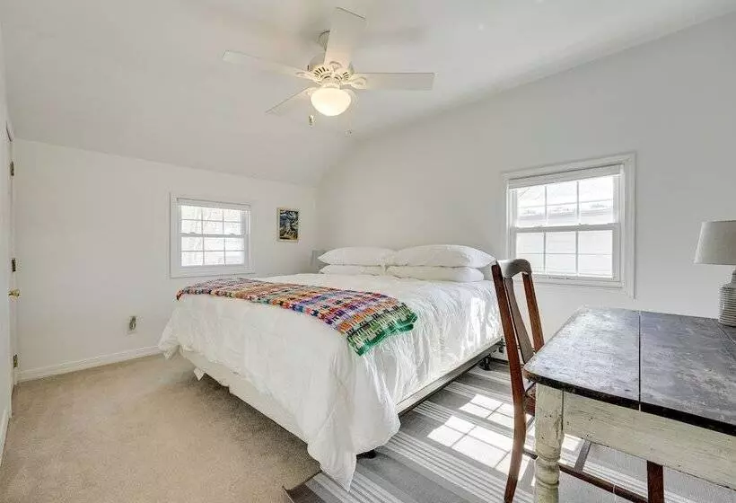 Lakefront Michigan Cottage   Deck, Grill & Kayaks!