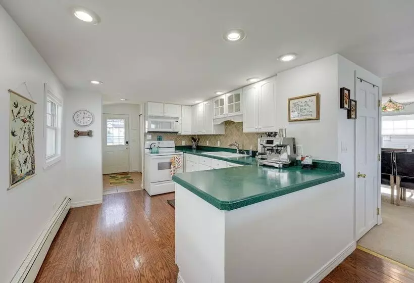 Lakefront Michigan Cottage   Deck, Grill & Kayaks!