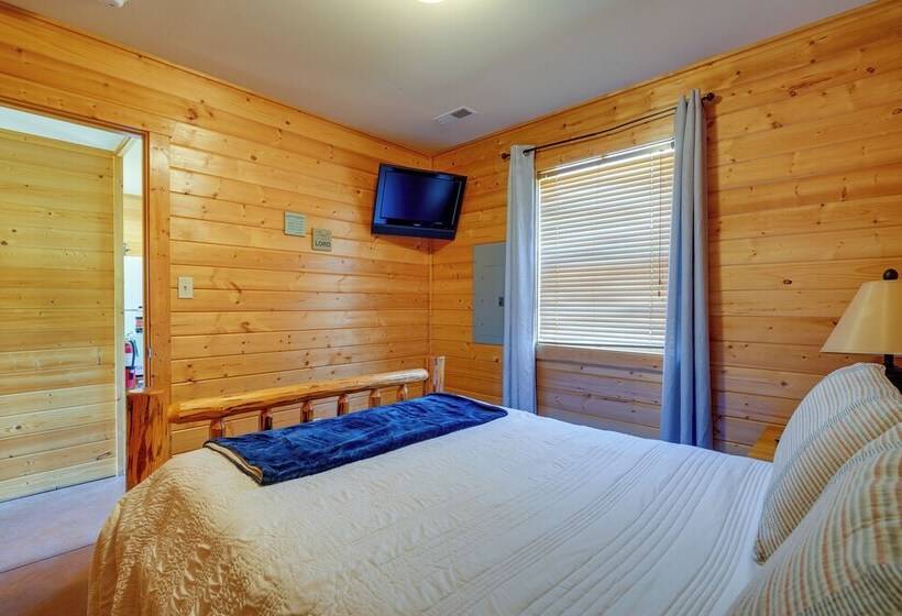 Lakefront Vacation Rental W/ Patio & Grill!