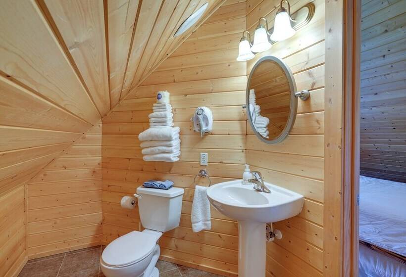 Lakefront Vacation Rental W/ Patio & Grill!