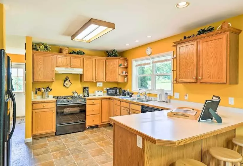 Lovely Finger Lakes Retreat W/ Deck & Lake Views!